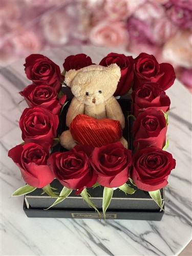 Kare Şeffaf Kutuda Kırmızı Güller Ayıcık ve Çikolatalar