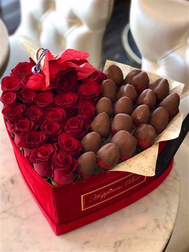 Kırmızı Kalpli Kutuda Godiva Çilek ve Kırmızı Güller