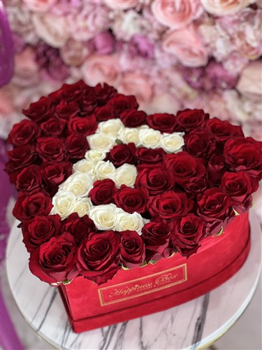 Kırmızı Lüks Kutuda Kırmızı Güller ve Harf