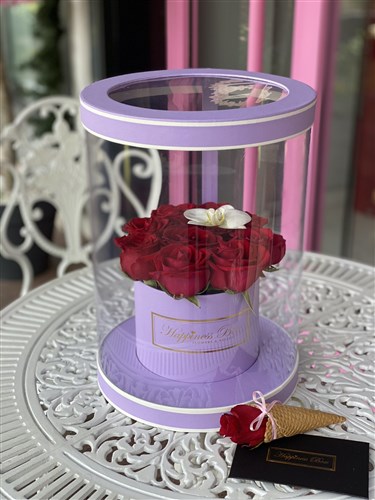 Lila Silindir Tasarım Kutuda Kırmızı Güller ve Orkide Yaprağı