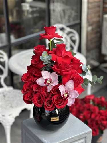 Love You Siyah Vazoda Kırmızı Güller