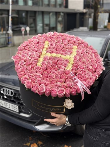 Luxury Dev Kutuda Pembe Güller ve Harf