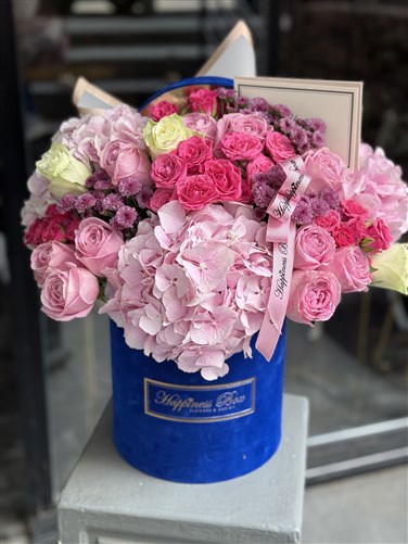 Mavi Kadife Kutuda Pembe Ortanca ve Güller