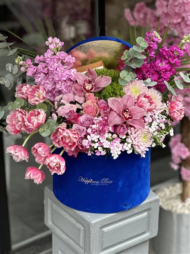 Mavi Kadife Mega Kutuda Pembe Laleler ile Aranjman