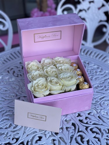 Pembe Dikdörtgen Kadife Kutuda Beyaz Güller ve Çikolatalar