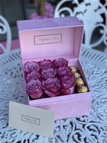 Pembe Dikdörtgen Kadife Kutuda Lila Güller ve Çikolatalar