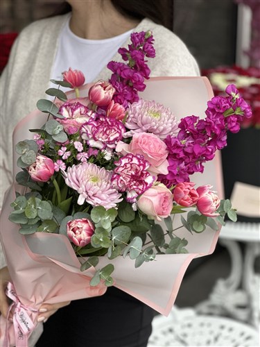 Pembe Güller ve Laleler Buketi