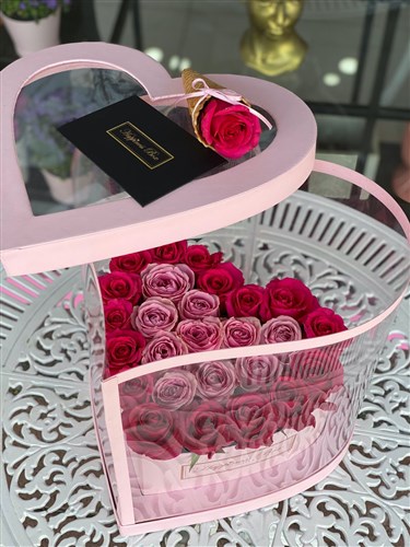 Pembe Kalp Asetat Kutuda Koyu ve Açık Pembe Güller