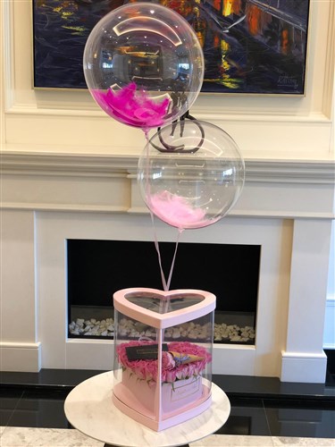 Pembe Kalp Asetat Kutuda Pembe Güller Ve 2 Adet Tüylü Balon