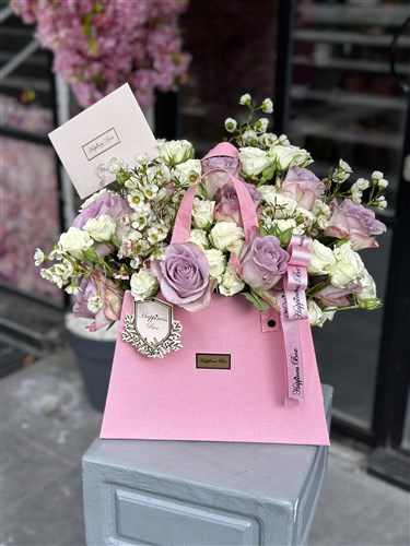 Pembe Kanvas Çantada Beyaz Gül Aranjmanı