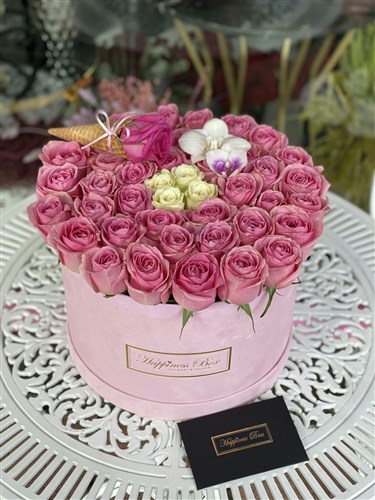 Pembe Mega Kutuda Pembe - Beyaz Güller