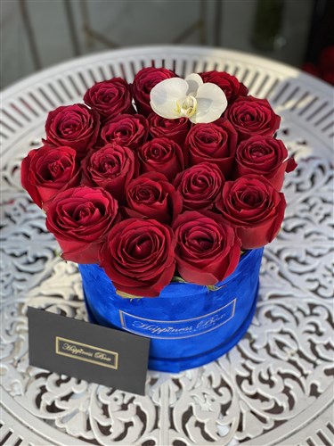 Saks Mavisi Kutuda Kırmızı Güller