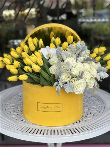 Sarı Kutuda Sarı Laleler ve Beyaz Güller
