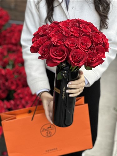 Siyah Cam Vazoda Kırmızı Ekvator Gülleri