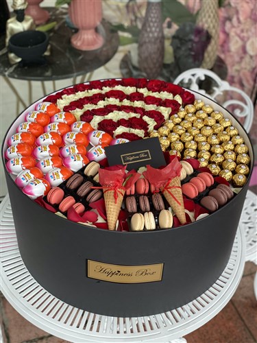 Siyah Dev Kutuda Güller- Çikolatalar ve Macaronlar