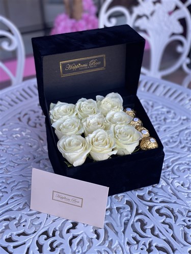 Siyah Dikdörtgen Kadife Kutuda Beyaz Güller ve Çikolatalar