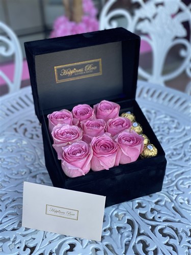 Siyah Dikdörtgen Kadife Kutuda Pembe Güller ve Çikolatalar