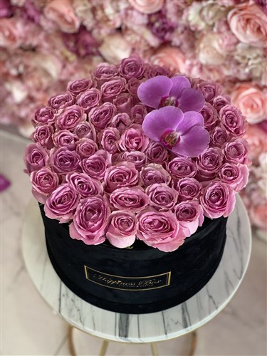 Siyah Kadife Mega Kutuda Pembe İthal Güller