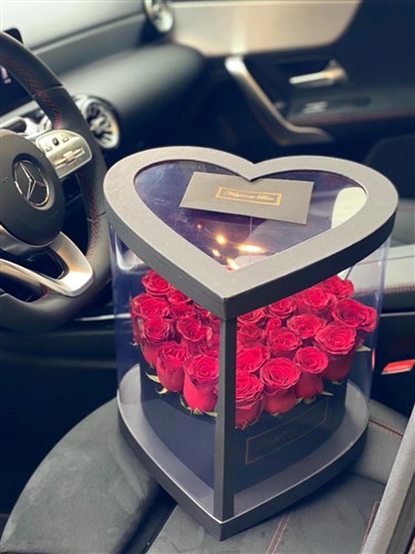 Siyah Kalp Asetat Kutuda Kırmızı Güller