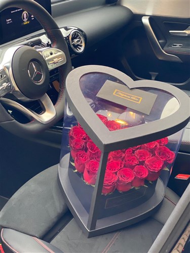 Siyah Kalp Asetat Kutuda Kırmızı Güller