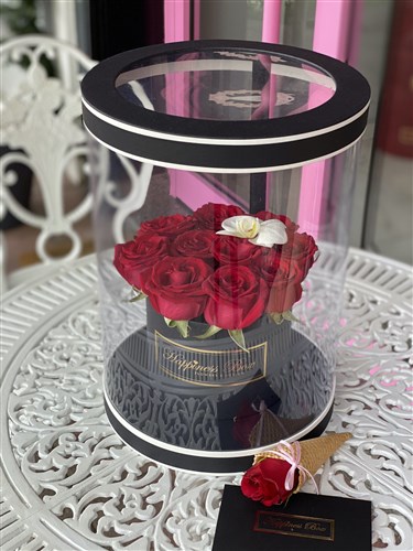 Siyah Silindir Tasarım Kutuda Kırmızı Güller ve Orkide Yaprağı