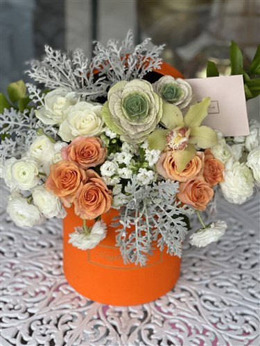 Turuncu Kutuda Beyaz Turuncu Aranjman