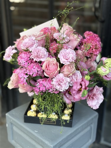 Valeria Tasarım Kutuda Pembe Çiçekler ve Çikolatalar