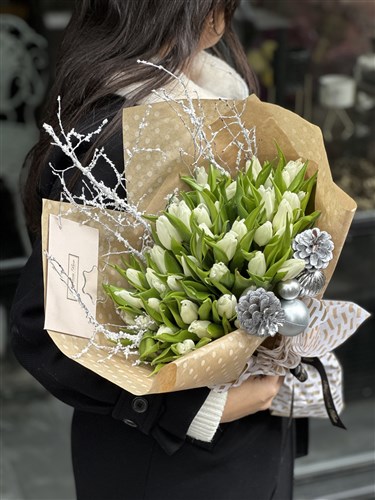 Yeni Yıl Süslemeleri ile Beyaz Lale Buketi