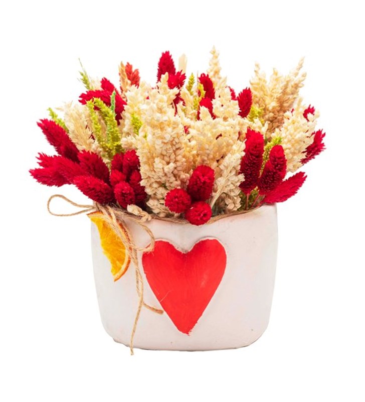 Kalp Vazoda Renkli Kuru Çiçekler Tasarımı