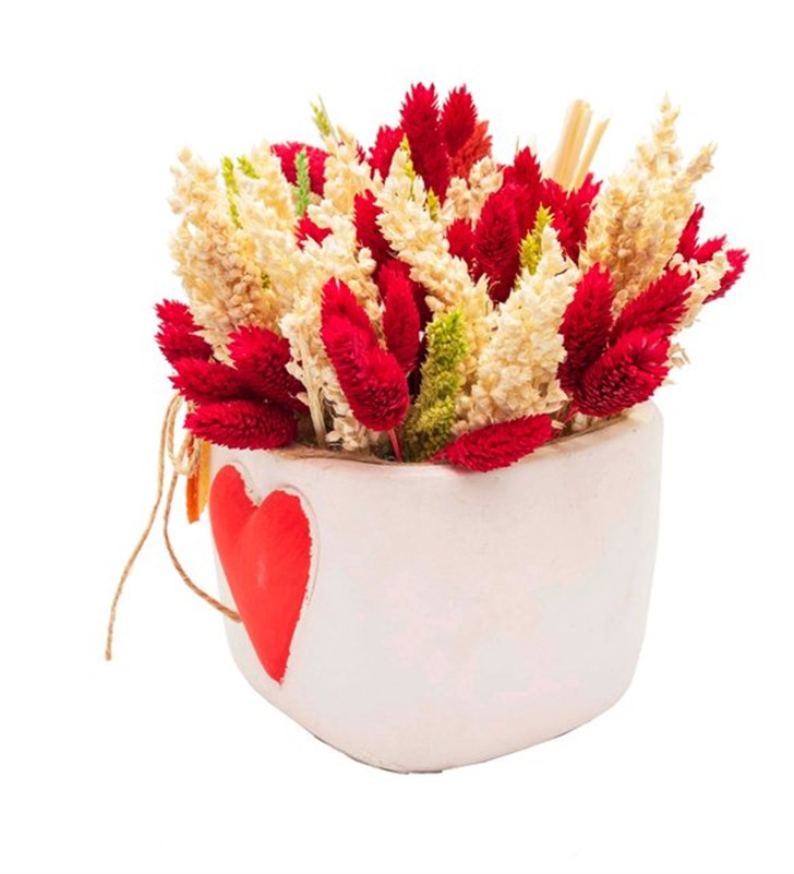Kalp Vazoda Renkli Kuru Çiçekler Tasarımı