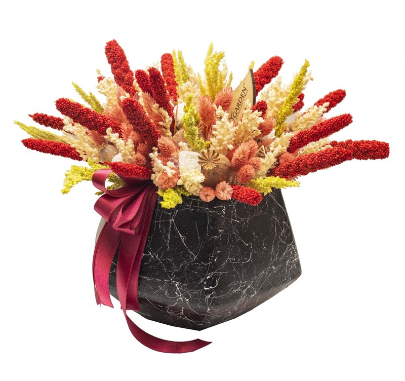 Seramik Vazoda Renkli Kuru Çiçekler Tasarımı