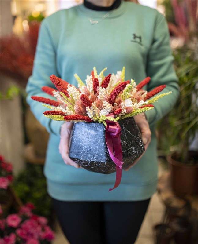 Seramik Vazoda Renkli Kuru Çiçekler Tasarımı