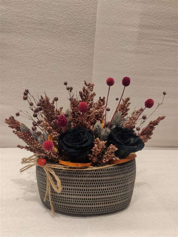 dekoratif küp saksıda solmayan gül ve kuru çiçek