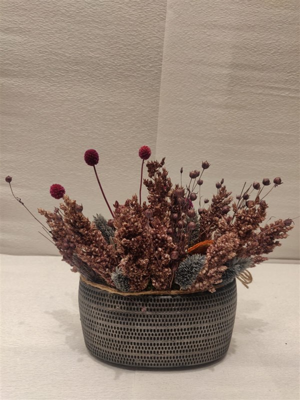 dekoratif küp saksıda solmayan gül ve kuru çiçek