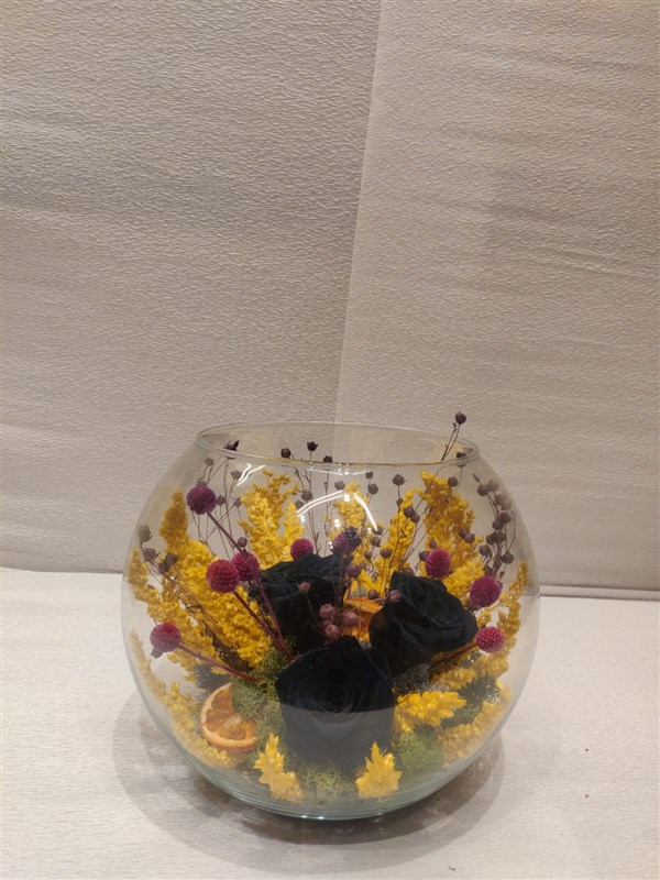 dekoratif fanusta solmayan gül ve kuru çiçek