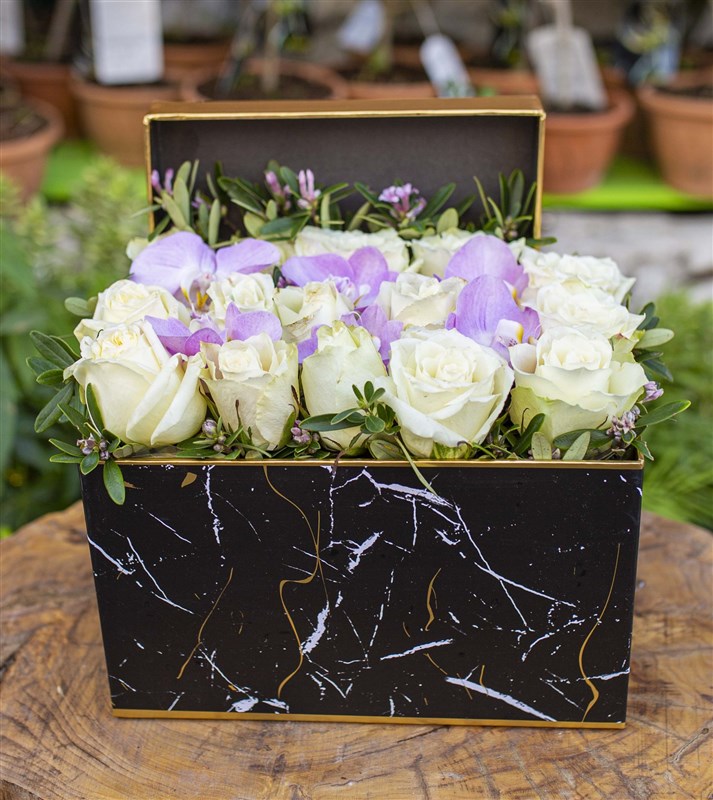 Kutuda Beyaz Güller ve Orkide Tasarımı