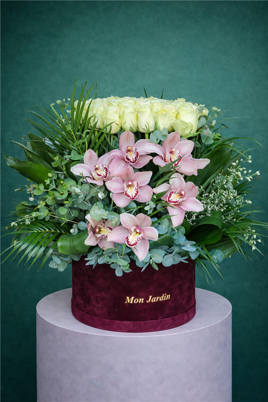 KUTUDA BEYAZ GÜLLER