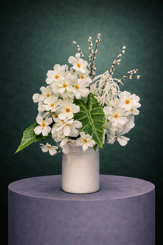 BEYAZ ÇİÇEKLERDEN OLUŞAN YAPAY ÇİÇEK ARANJMANI