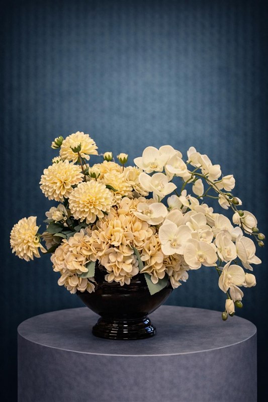 KREM ÇİÇEKLERDEN OLUŞAN YAPAY ÇİÇEK ARANJMANI