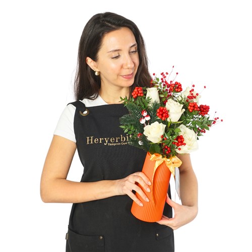 New Year’s White Bouquet (Vazolu Beyaz Güller ve Kokina Aranjmanı)