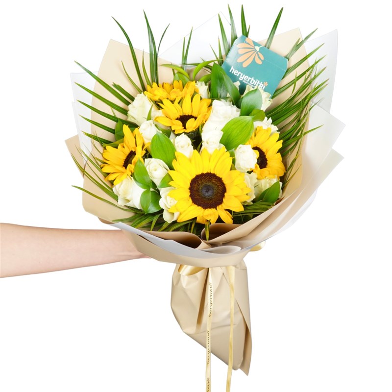 Ayçiçeği ve Beyaz Güller Buketi (Sunny Paradise Bloom)