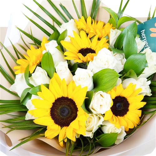Ayçiçeği ve Beyaz Güller Buketi (Sunny Paradise Bloom)