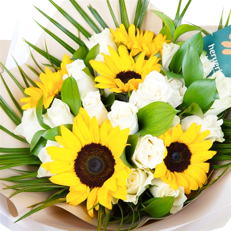 Ayçiçeği ve Beyaz Güller Buketi (Sunny Paradise Bloom)