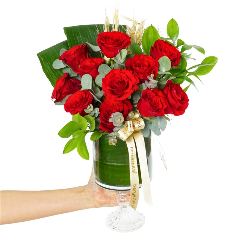 Royal (Arrangement of Red Roses in a Glass Vase)