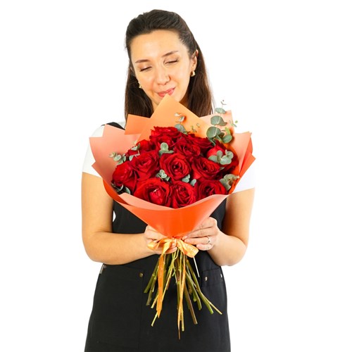 Tender Bloom (15'li Kırmızı Güller Buketi)