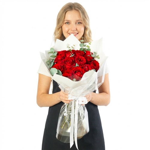 Pure Elegance Roses (15'li Kırmızı Güller Buketi)