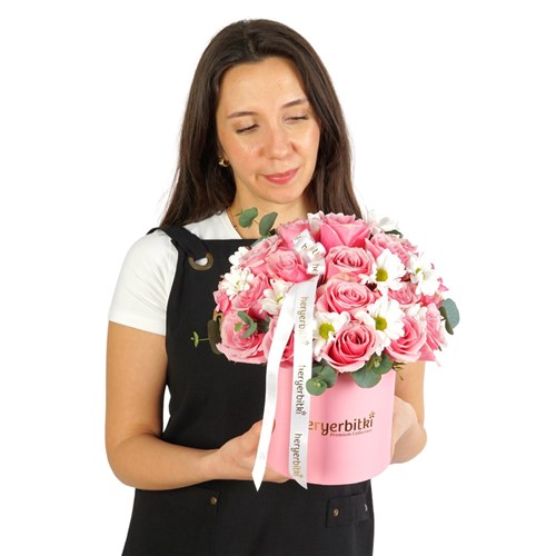 Lovely (Pembe Kutuda Güller ve Papatya)