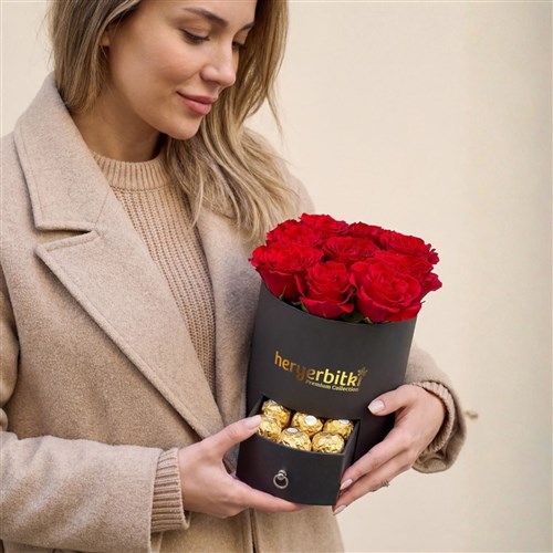 Premium Siyah Kutuda Kırmızı Güller ve Ferrero Rocher