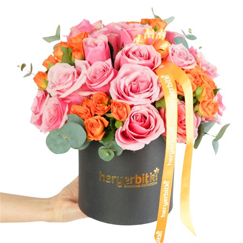 Premium Siyah Kutuda Pembe Turuncu Güller