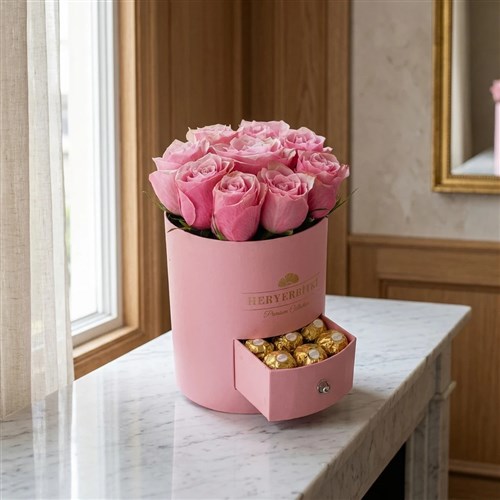 Premium Pembe Kutuda Pembe Güller ve Ferrero Rocher